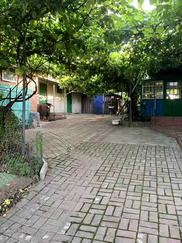 Космонавтів, 5