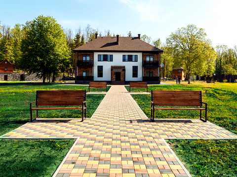 комерційна за адресою Лісова вул. (Лісна), 1