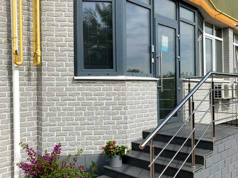 комерційна за адресою Київська вул., 20