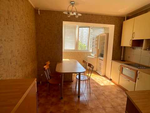 квартира за адресою Анни Ахматової вул., 15