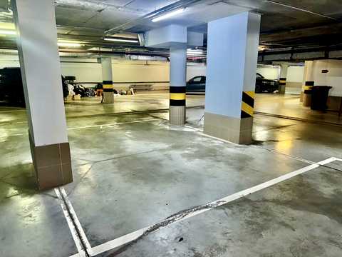 паркомісце за адресою Андрія Верхогляда вул. (Михайла Драгомирова), 3