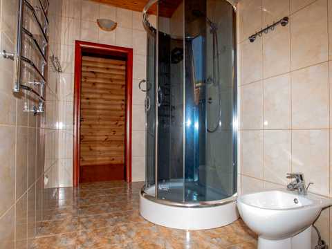 комерційна за адресою Устияновича вул., 1