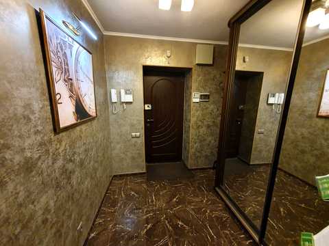 комерційна за адресою Межигірська вул., 25