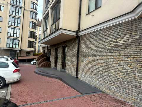 комерційна за адресою Молодіжна вул., 7