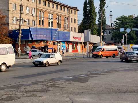 комерційна за адресою Старомостова пл. (Миколи Островського), 3а