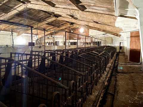 комерційна за адресою Центральна, 1