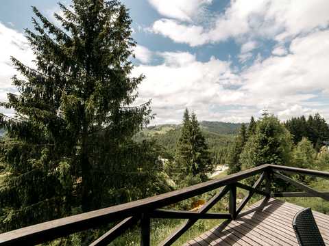 комерційна за адресою с. Яблуниця, Степана Бандери, 30