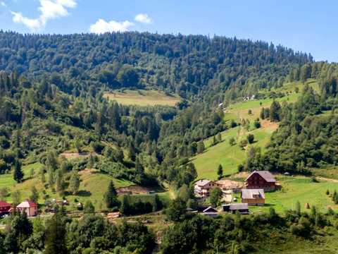 комерційна за адресою Устияновича вул., 1