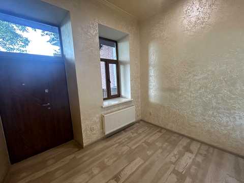 комерційна за адресою Драгоманова вул., 67