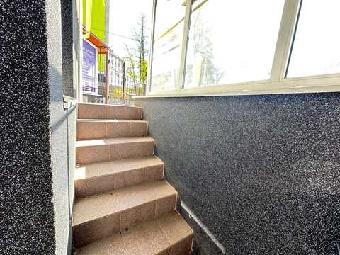 комерційна за адресою Українська вул., 83б