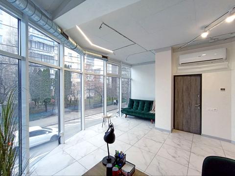 комерційна за адресою Грушевського вул., 51