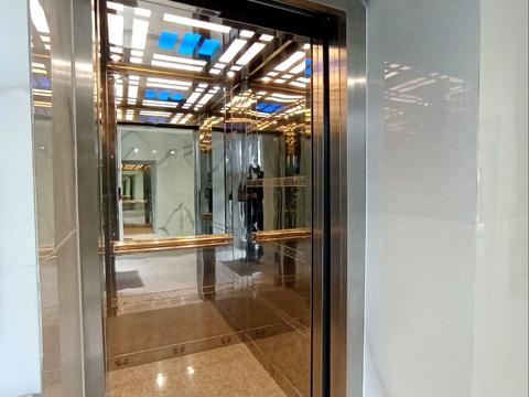 комерційна за адресою Грушевського вул., 51