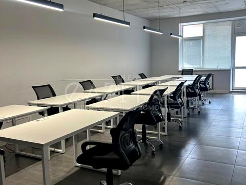 комерційна за адресою Лесі Українки бульв., 7-Б