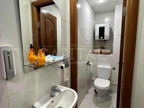 комерційна за адресою Лесі Українки бульв., 7-Б