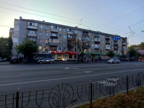 комерційна за адресою Будівельників вул., 29