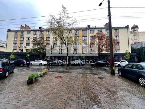 комерційна за адресою Юрківська вул., 18