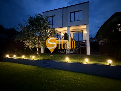 будинок за адресою Листопадна вул.