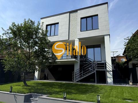 будинок за адресою Листопадна вул.