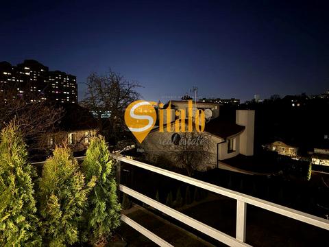 будинок за адресою Листопадна вул.