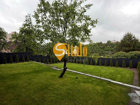 будинок за адресою Листопадна вул.