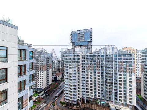 паркомісце за адресою Андрія Верхогляда вул. (Михайла Драгомирова), 3