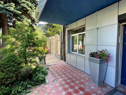 комерційна за адресою Польова вул., 57