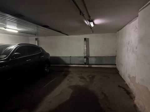 паркомісце за адресою Володимира Івасюка просп. (Героїв Сталінграду), 8