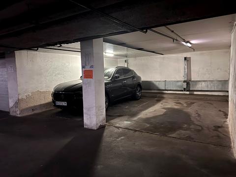 паркомісце за адресою Володимира Івасюка просп. (Героїв Сталінграду), 8