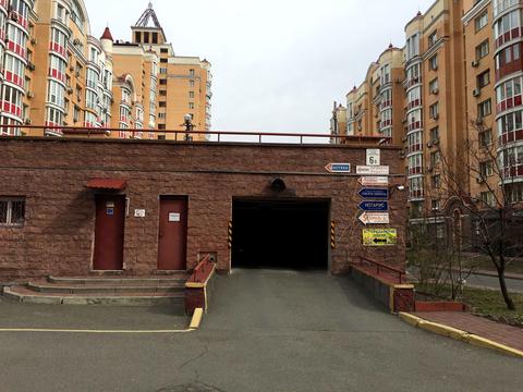 паркомісце за адресою Володимира Івасюка просп. (Героїв Сталінграду), 8