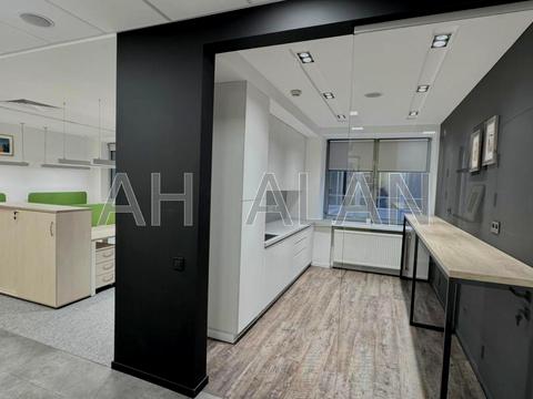 комерційна за адресою Спортивна пл., 3