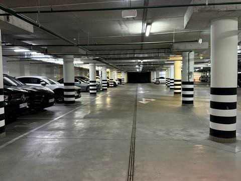 паркомісце за адресою Андрія Верхогляда вул. (Михайла Драгомирова), 15 г