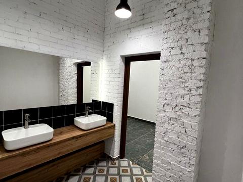 комерційна за адресою Межигірська вул., 87а