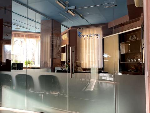 комерційна за адресою Добровольців вул. (Маршала Говорова), 18а