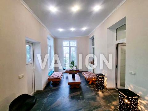 комерційна за адресою Трьохсвятительська вул., 13