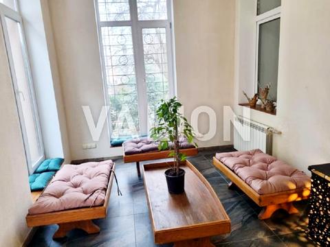 комерційна за адресою Трьохсвятительська вул., 13