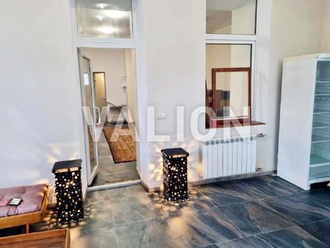 комерційна за адресою Трьохсвятительська вул., 13