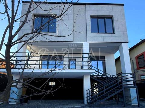 будинок за адресою Листопадна вул.