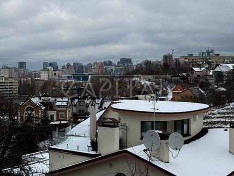 будинок за адресою Листопадна вул.