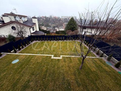 будинок за адресою Листопадна вул.