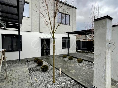 будинок за адресою Листопадна вул.