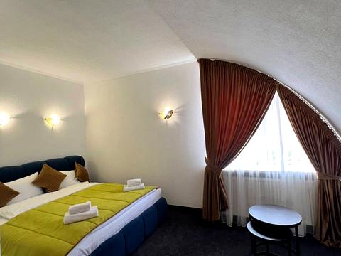 комерційна за адресою Грушевського вул., 2А