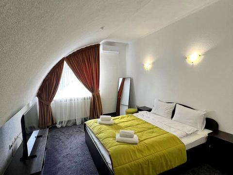 комерційна за адресою Грушевського вул., 2А