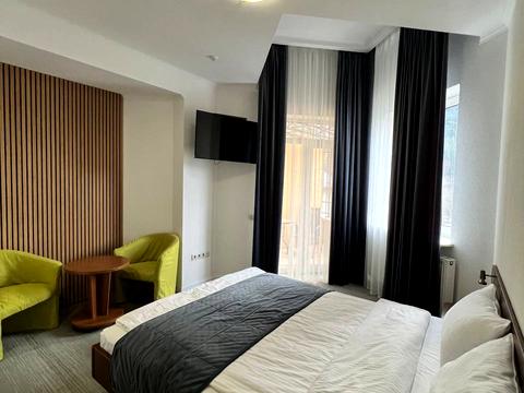 комерційна за адресою Грушевського вул., 2А