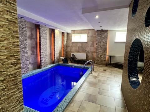 комерційна за адресою Грушевського вул., 2А