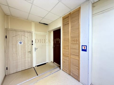 комерційна за адресою Трьохсвятительська вул., 4