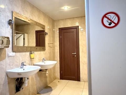 комерційна за адресою Трьохсвятительська вул., 4