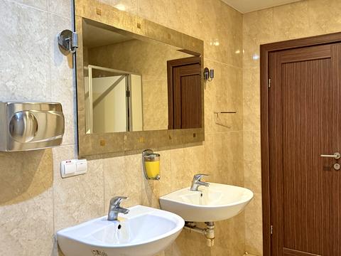 комерційна за адресою Трьохсвятительська вул., 4