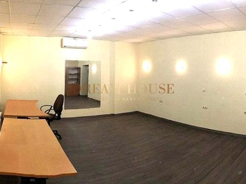 комерційна за адресою Трьохсвятительська вул., 4