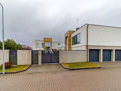 будинок за адресою Абрикосова вул., 8