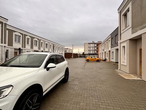 будинок за адресою с. Нові Петрівці, Озерна